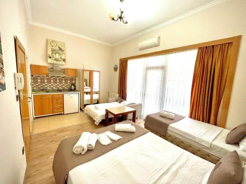 Een bed of bedden in een kamer bij Elegance Aparts Cihangir