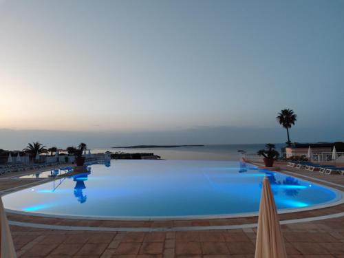 ein großer Swimmingpool mit dem Meer im Hintergrund in der Unterkunft Cannes & More in Cannes