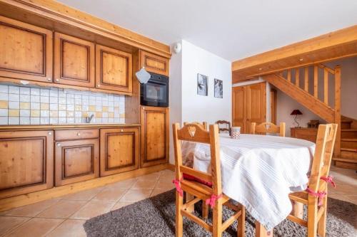 une cuisine avec des placards en bois et une table dans l'établissement Apartment Kandahar, 3 bedroom next to ski lift, aux Houches