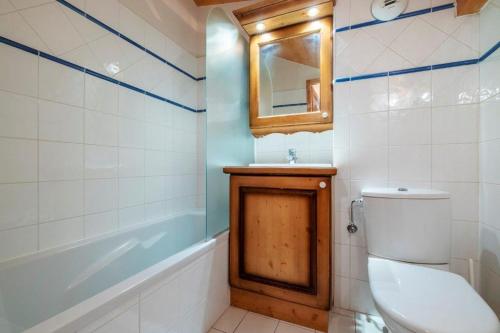 une salle de bain avec toilettes, lavabo et miroir dans l'établissement Apartment Kandahar, 3 bedroom next to ski lift, aux Houches