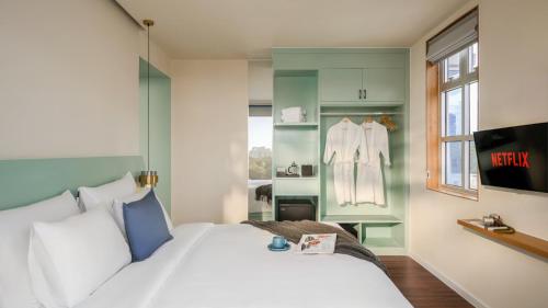Ένα ή περισσότερα κρεβάτια σε δωμάτιο στο M Village Hotel Tao Đàn Park