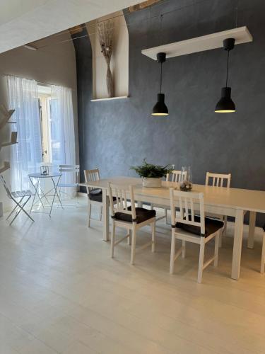 a dining room with a table and chairs at IlBuenRetiro AcquiTerme Piemonte in Acqui Terme