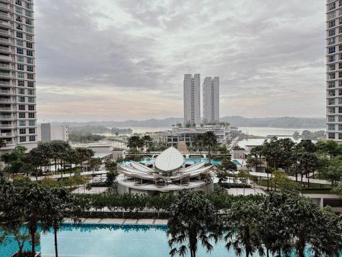 Kolam renang di atau dekat dengan Teega Suites PuteriHarbour By WP Homestay