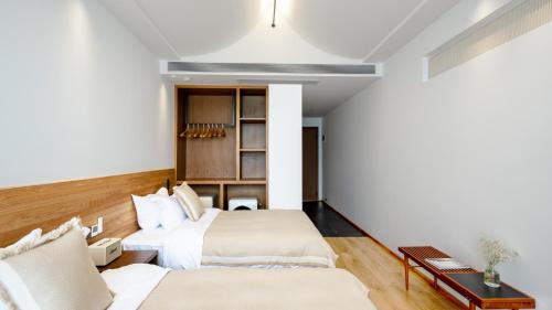 Gambar di galeri bagi 大理石之上Cloud Edge Cabin全视野苍洱半山海景别墅酒店洱海观景店 di Dali