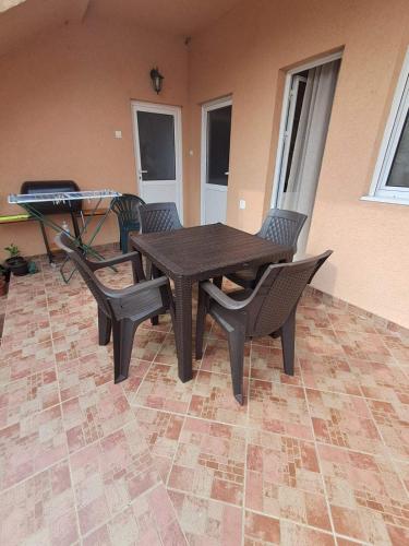 Un patio o zona al aire libre en HOME POINT Apartment
