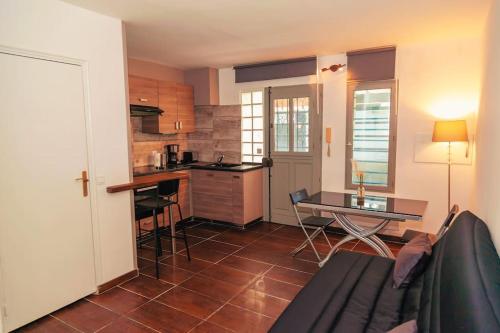 - une cuisine avec un canapé et une table dans une chambre dans l'établissement Studio Cosy à St Ouen, à Saint-Ouen