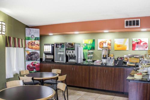 Příslušenství pro přípravu čaje a kávy v ubytování Quality Inn Selma - Smithfield