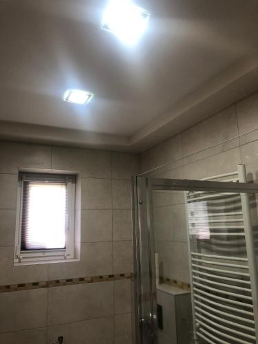 Ένα μπάνιο στο Ferienwohnung auf dem Land Wiesenblick Sonnenberg Grambow