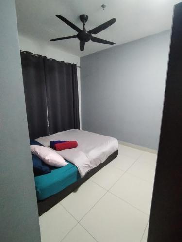 a bedroom with a bed with a ceiling fan at THE FAMILY HOMESTAY@UNIV360 PLACE,SERDANG in Seri Kembangan