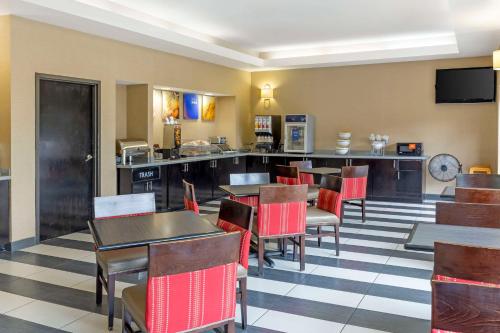 a restaurant with tables and chairs and a bar at Comfort Suites Inn at Ridgewood Farm in Salem