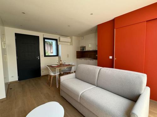 Et tv og/eller underholdning på Studio avec jardinet proche mer