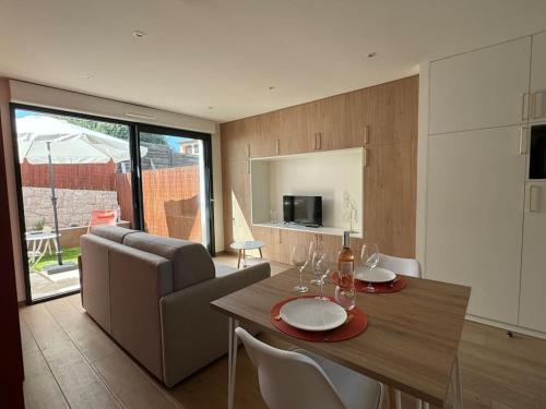 Et opholdsområde på Studio avec jardinet proche mer