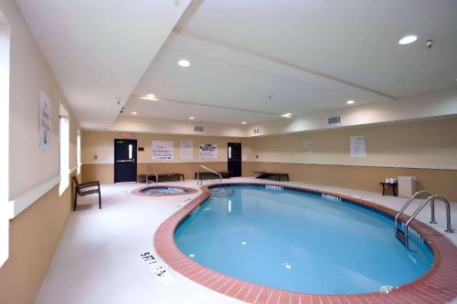 Бассейн в Comfort Inn & Suites Dallas Medical-Market Center или поблизости