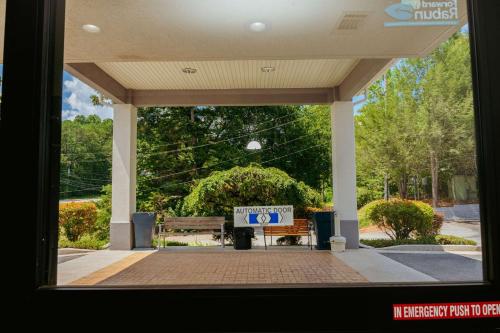 Φωτογραφία από το άλμπουμ του Clarion Pointe-Dillard near Blue Ridge Mountains σε Dillard