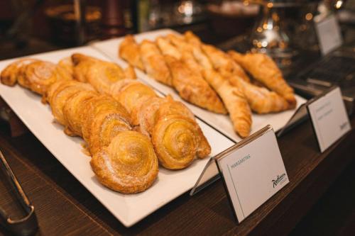 Comida en o cerca de este hotel