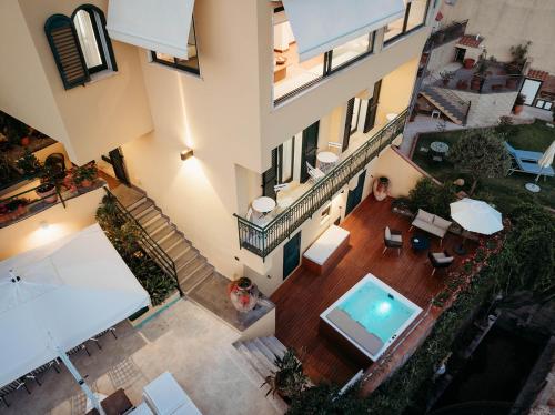 Una vista aérea de un edificio con piscina. en Villa Marta Luxury Sea View and Spa, en Taormina