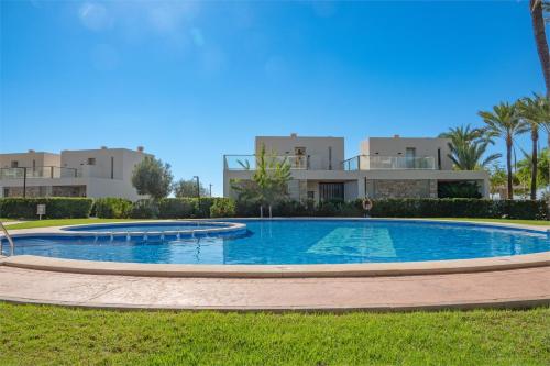 a large swimming pool in front of a building at Vila Paradis 18 in Villajoyosa