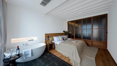 Gambar di galeri bagi 大理石之上Cloud Edge Cabin全视野苍洱半山海景别墅酒店洱海观景店 di Dali