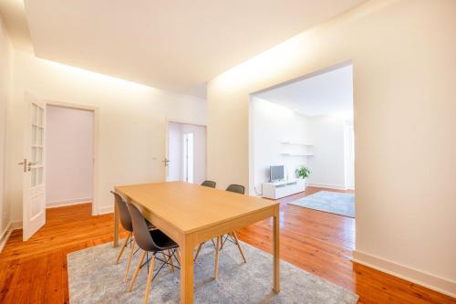 une salle à manger avec une table et des chaises en bois dans l'établissement GuestReady - City views and comfort in Arroios, à Lisbonne