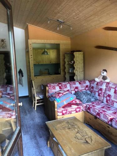 un salon avec un canapé et une table dans l'établissement Splendide vu sur les ARAVIS, à La Clusaz