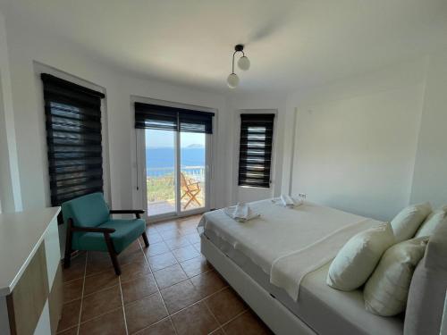Un dormitorio con una cama, un escritorio y una silla. en VİLLA JİOK, en Kas