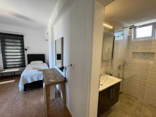 Un dormitorio con una cama y un baño con ducha. en VİLLA JİOK, en Kas