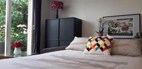 Un dormitorio con una cama con cabecero negro. en Duplex Le Colombier - Beautiful Charming Home, en Magny-le-Hongre