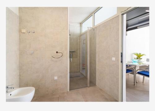 a bathroom with a shower and a toilet and a sink at DoMiNi in Selca