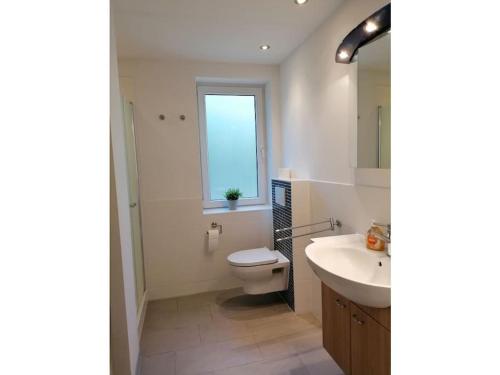 Et badeværelse på Ferienhaus am Waldschwimmbad