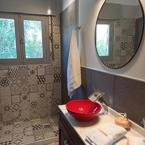 a bathroom with a red sink and a mirror at La Estrella 2 in Huerta Grande