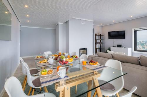 a dining room with a table with fruit on it at Ocean Blue Apartment & Studio in Monte Estoril