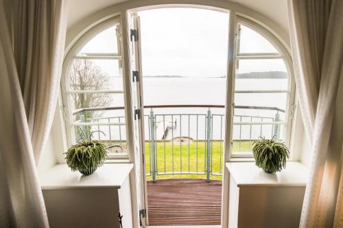 Un balcón o terraza en Sixtus Sinatur Hotel & Konference