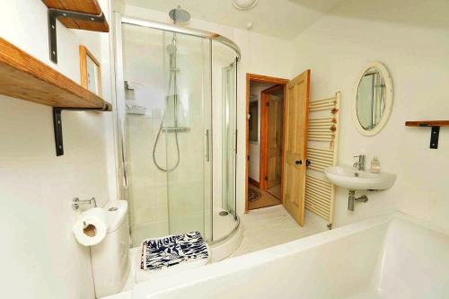 Vannituba majutusasutuses Finest Retreats - Porthcothan Mill Cottage