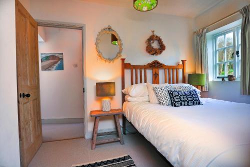 Voodi või voodid majutusasutuse Finest Retreats - Porthcothan Mill Cottage toas