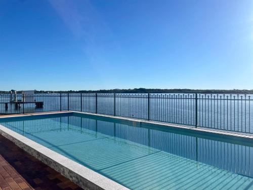 Bazén v ubytování Maroochydore River Front Apartment nebo v jeho okolí