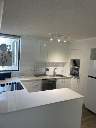 Kuchyň nebo kuchyňský kout v ubytování Maroochydore River Front Apartment