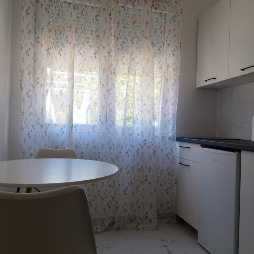 Kuchyň nebo kuchyňský kout v ubytování Apartmani 15