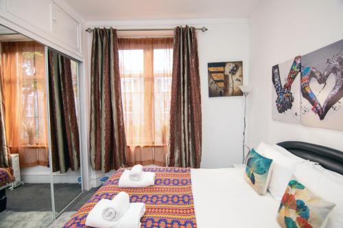 Postel nebo postele na pokoji v ubytování The Summit West End- Elegant Apartment with Free Parking in Prime Location
