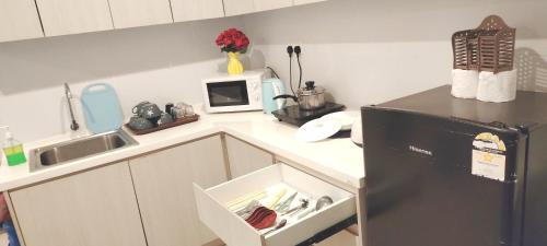 Η κουζίνα ή μικρή κουζίνα στο LCP T1 Honeymoon genting highland midhill homestay