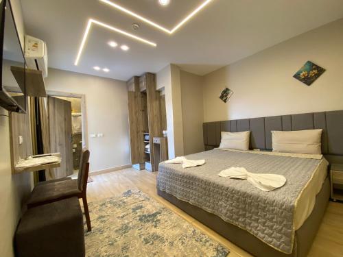 Uma cama ou camas num quarto em Holy Sheet Plus