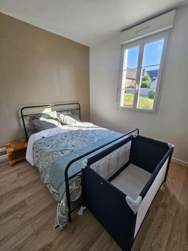 un lit dans une chambre avec une fenêtre dans l'établissement Logement 68 m2 confortable et cosy - Corrèze, à Saint-Privat