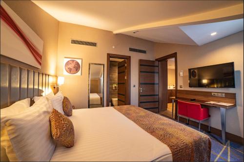 Postel nebo postele na pokoji v ubytování Ramada by Wyndham Istanbul Alibeykoy