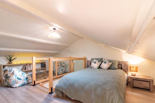 a bedroom with a bed in a room at Le Gîte de la Route 999 - Belle maison de campagne in Montlaur