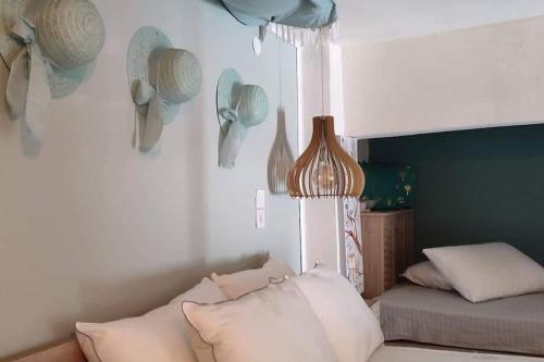 una stanza con un letto, un divano e dei cuscini di Loft Apartment Skiathos a Città di Skiathos