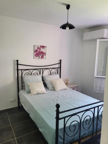 - une chambre avec un lit noir et 2 oreillers dans l'établissement lescinq83, à La Seyne-sur-Mer