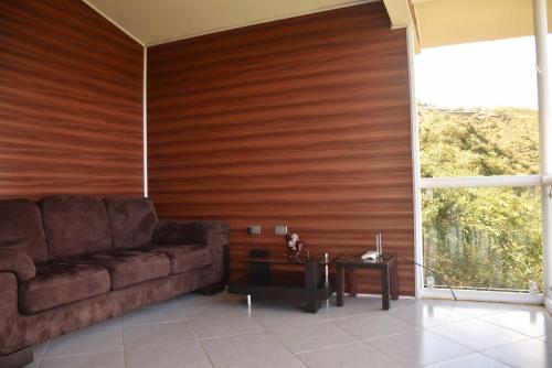 a living room with a couch and a table at Glamping del Occidente in Cativo