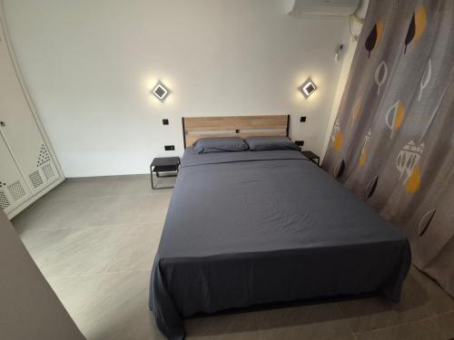 a bedroom with a large bed in a room at Maison moderne avec Piscine et accès plage - Résidence Jinen Hammamet in Hammamet Sud