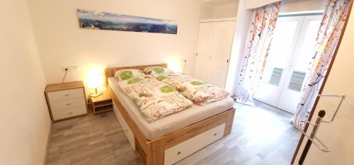 Postel nebo postele na pokoji v ubytování Ferienwohnung Heiterwanger-Blick