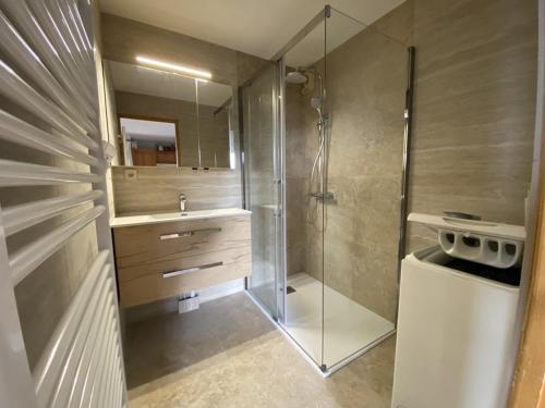 une salle de bain avec douche et lavabo dans l'établissement Appartement 6 pers, 2 ch, à Crest-Voland, proche pistes et commerces - FR-1-733-15, à Crest-Voland
