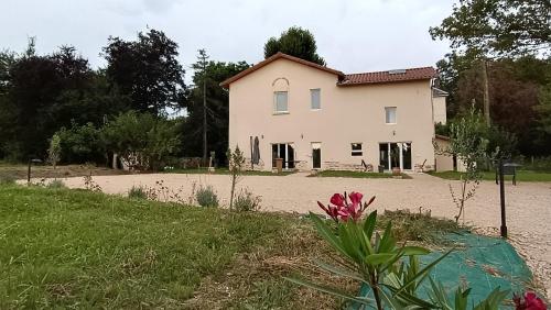 une grande maison blanche sur un chemin de terre dans l'établissement Arpent #2, à Garnerans